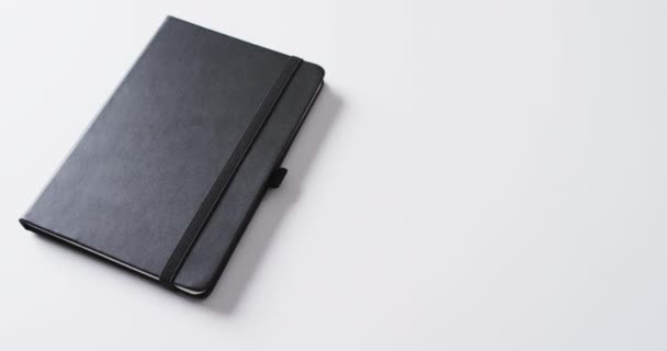 Primer Plano Del Cuaderno Negro Cerrado Con Espacio Copia Sobre — Vídeos de Stock