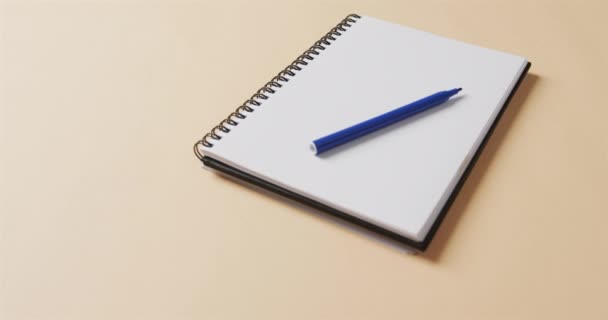 Primer Plano Del Marcador Azul Cuaderno Con Fondo Beige Cámara — Vídeos de Stock