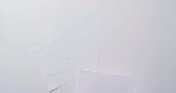 Рука Тримає Шматок Паперу Над Шматочками Паперу Копіювальним Простором Білому — стокове відео