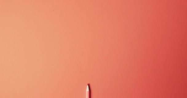 Vue Aérienne Crayon Rouge Avec Espace Copie Sur Fond Rouge — Video