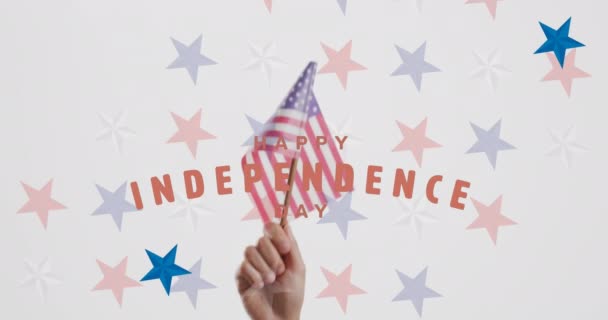 Анимация Счастливого Текста Дня Независимости Звезд Над Рукой Держащих Флаг — стоковое видео