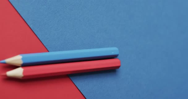 Primer Plano Lápices Colores Azul Rojo Sobre Fondo Rojo Azul — Vídeos de Stock