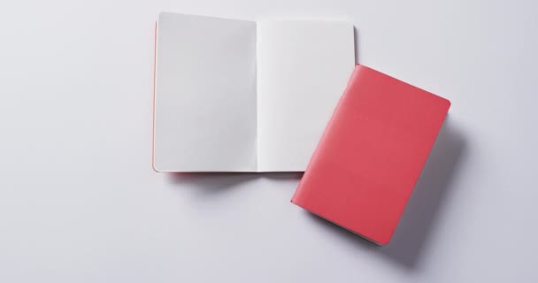 Primer Plano Del Libro Rojo Cerrado Libro Blanco Abierto Con — Vídeo de stock