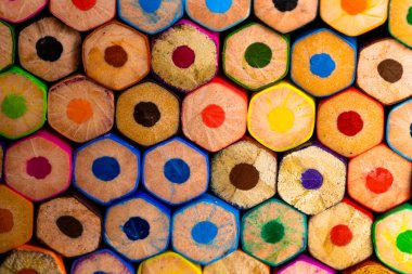 Çok renkli kalemlerin olduğu yığını kapat. Yazarlık, renklendirme, öğrenme, okul ve eğitim kavramı.