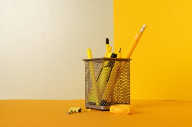 Sarı kalemli konteynırı kapat ve sarı arka planda kopya alanı olan kalemleri kapat. Okul malzemeleri, yazma, renklendirme, çizim, öğrenme, okul ve eğitim kavramı.