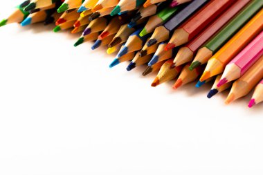 Çok renkli kalemleri kapat ve beyaz arkaplana kopyala. Yazarlık, renklendirme, öğrenme, okul ve eğitim kavramı.
