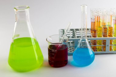 Kimya test tüplerini ve tabakları sıvıyla kapatın ve beyaz arka planda kopyalayın. Bilim, kimya, öğrenme, okul ve eğitim kavramı.