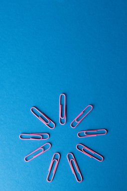 Pembe ataçları daire içine al ve mavi arkaplana uzayı kopyala. Okul malzemeleri, organizasyon, öğrenme, okul ve eğitim kavramı.