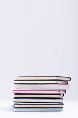 Beyaz arkaplanda kopya alanı olan kitap ve defterleri kapat. Okuma, öğrenme, okul ve eğitim kavramı.