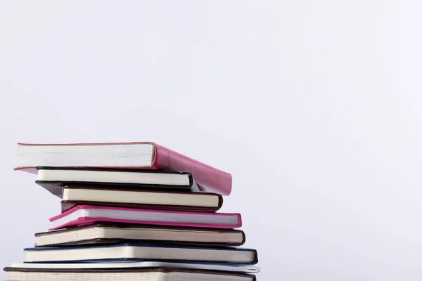 Zavřít Zásobník Knih Notebooků Kopírovacím Prostorem Bílém Pozadí Reading Learning — Stock fotografie