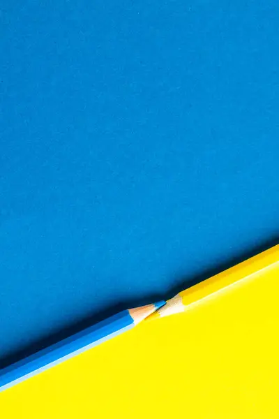 Close Lápis Amarelos Azuis Com Espaço Cópia Fundo Amarelo Azul — Fotografia de Stock