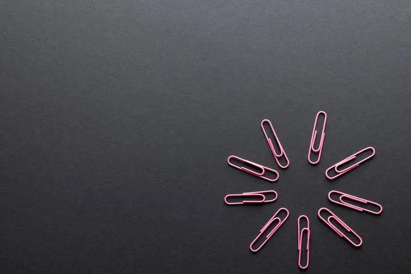 Close Van Roze Paperclips Cirkel Kopieer Ruimte Zwarte Achtergrond Schoolmaterialen — Stockfoto