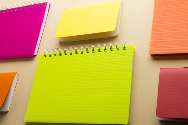 Mehrfarbige Notizbücher Und Kopierraum Auf Orangefarbenem Hintergrund Lese Lern Schul — Stockfoto