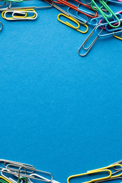Close Van Stapel Veelkleurige Paperclips Kopieer Ruimte Blauwe Achtergrond Schoolmaterialen — Stockfoto