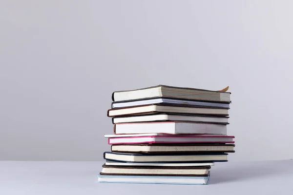 Zbliżenie Stosu Książek Notebooków Miejsca Kopiowania Białym Tle Koncepcja Czytania — Zdjęcie stockowe