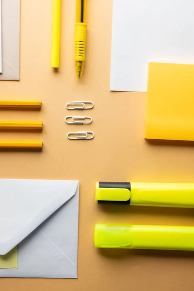 扁平的黄色铅笔 钢笔和白纸 背景为黄色 有复制空间 学校和教育概念 — 图库照片