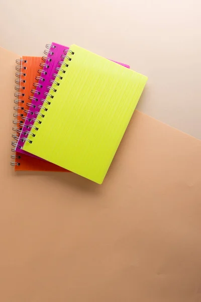 平铺在三本笔记本上 并附有橙色背景的复制空间 学校和教育概念 — 图库照片