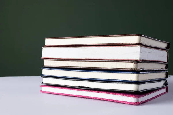 Zbliżenie Stosu Książek Notebooków Miejscem Kopiowania Zielonym Tle Koncepcja Czytania — Zdjęcie stockowe