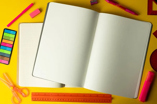 黄色の背景にコピースペースと書き込み材料とノートブックのフラットレイアウト 学校の教材 教育の概念 — ストック写真