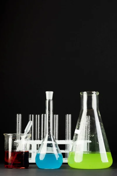 Detailní Záběr Zkumavek Misek Chemie Tekutým Kopírovacím Prostorem Černém Pozadí — Stock fotografie