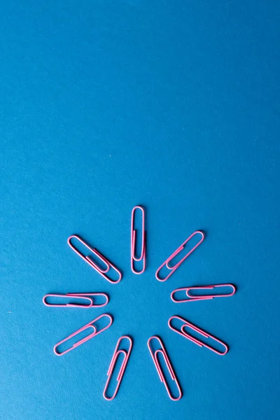Close Van Roze Paperclips Cirkel Kopieer Ruimte Blauwe Achtergrond Schoolmaterialen — Stockfoto