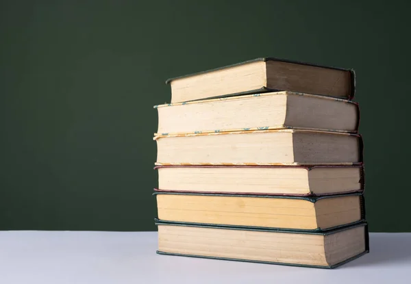 Feche Pilha Livros Com Espaço Cópia Fundo Verde Conceito Leitura — Fotografia de Stock