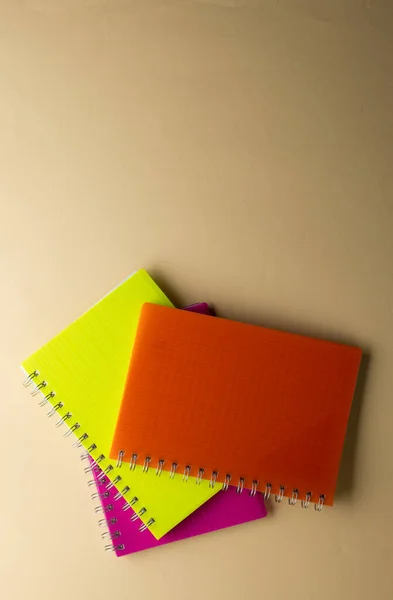 彩色笔记本和橙色背景的复制空间 学校和教育概念 — 图库照片