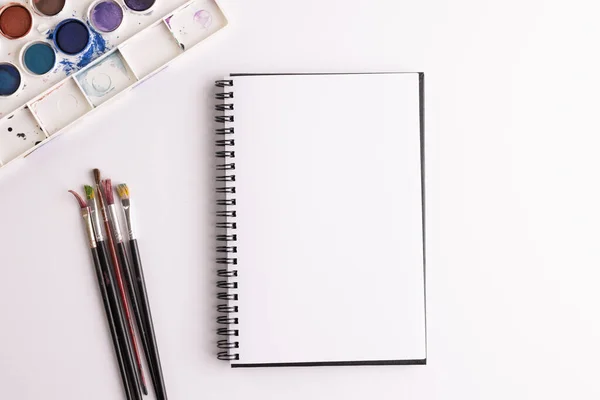 Tutup Lukisan Notebook Dan Kuas Dengan Ruang Fotokopi Latar Belakang — Stok Foto