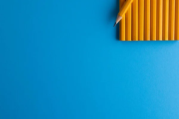 Feche Lápis Amarelos Copie Espaço Fundo Azul Escrita Desenho Aprendizagem — Fotografia de Stock