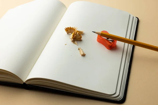 Close Notebook Lápis Apontador Com Espaço Cópia Fundo Amarelo Materiais — Fotografia de Stock