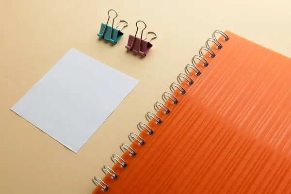 橙色笔记本 便条和回形针的平铺 背景为黄色 学校和教育概念 — 图库照片