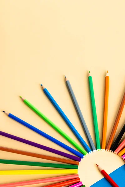 円の中に複数の色の鉛筆を閉じ 青と黄色の背景にスペースをコピーします 学校や教育の概念 — ストック写真
