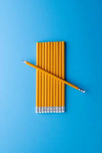Feche Lápis Amarelos Com Borrachas Copie Espaço Fundo Azul Escrita — Fotografia de Stock