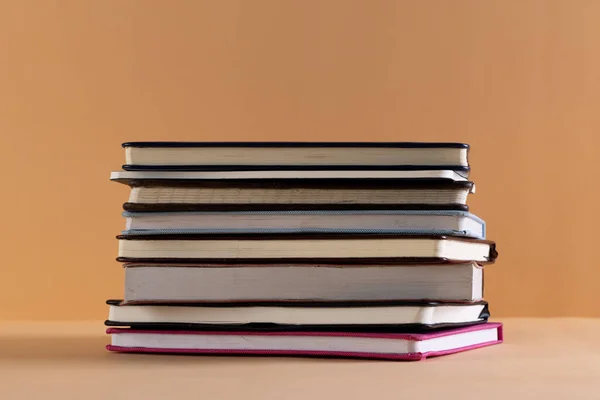 Primer Plano Pila Libros Cuadernos Con Espacio Copia Sobre Fondo — Foto de Stock