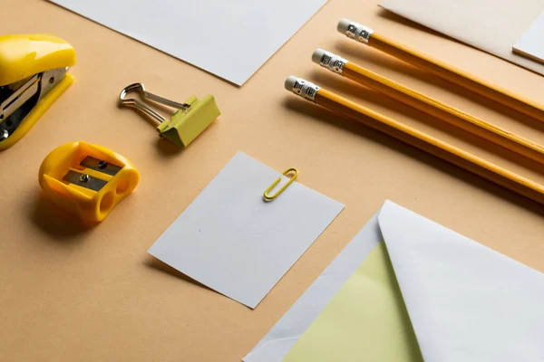 扁平的黄色铅笔 磨刀和白纸 背景为黄色 有复制空间 学校和教育概念 — 图库照片