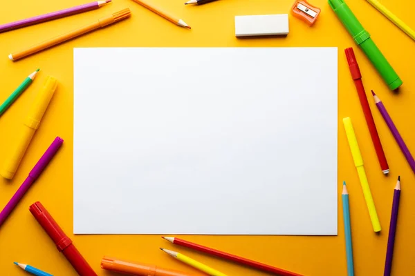 플래트는 종이에 그리고 주황색 배경에 표시가 글쓰기 학교와 — 스톡 사진