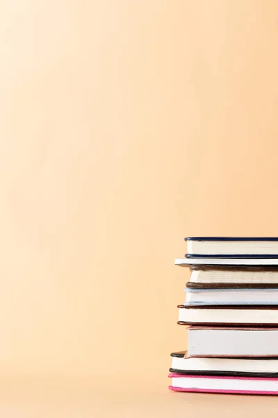 Zavřít Zásobník Knih Notebooků Kopírovacím Prostorem Oranžovém Pozadí Reading Learning — Stock fotografie
