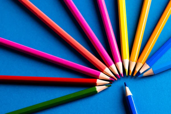 円の中に複数の色の鉛筆を閉じ 青の背景にスペースをコピーします 学校や教育の概念 — ストック写真