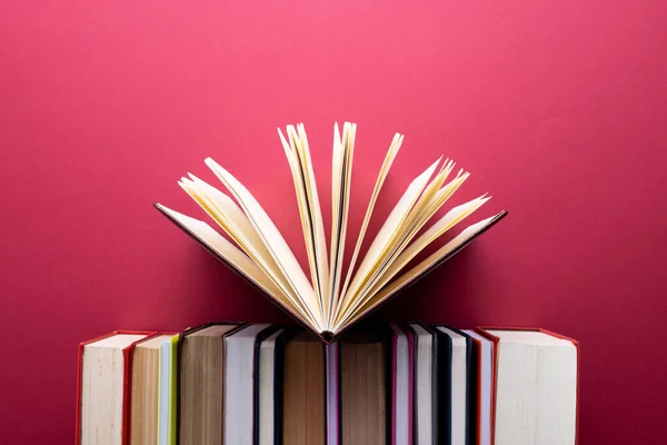 Könyvek Jegyzetfüzetek Sorban Nyitott Notebook Tetején Másolja Helyet Piros Háttérrel — Stock Fotó