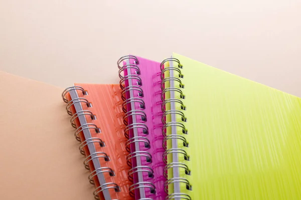 Płaskie Ułożenie Trzech Notebooków Oprawą Pomarańczowym Tle Materiały Szkolne Pisanie — Zdjęcie stockowe
