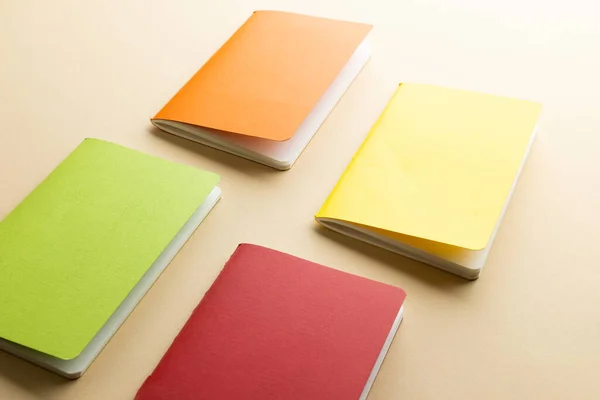 Cadernos Multicoloridos Espaço Cópia Fundo Laranja Conceito Leitura Aprendizagem Escola — Fotografia de Stock