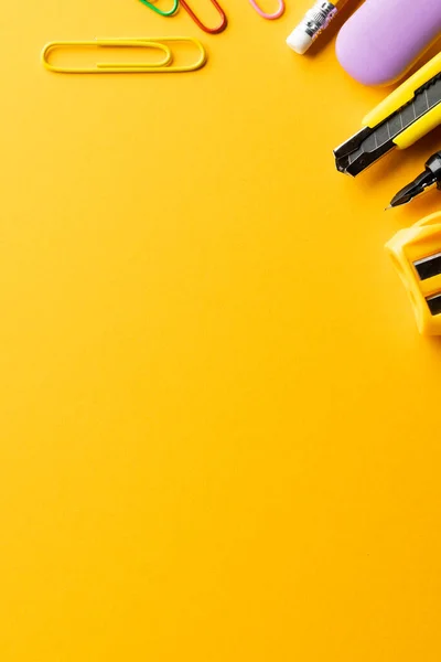 Плоский Шар Шкільних Матеріалів Копіювальним Простором Жовтому Тлі Шкільні Матеріали — стокове фото