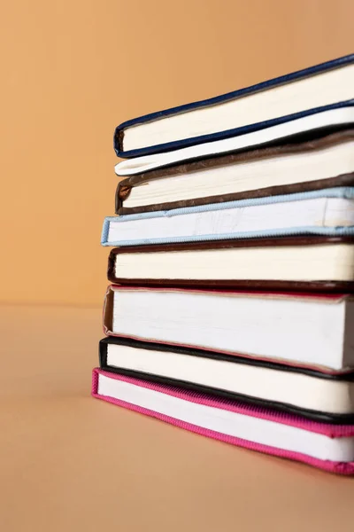 Zavřít Zásobník Knih Notebooků Kopírovacím Prostorem Oranžovém Pozadí Reading Learning — Stock fotografie