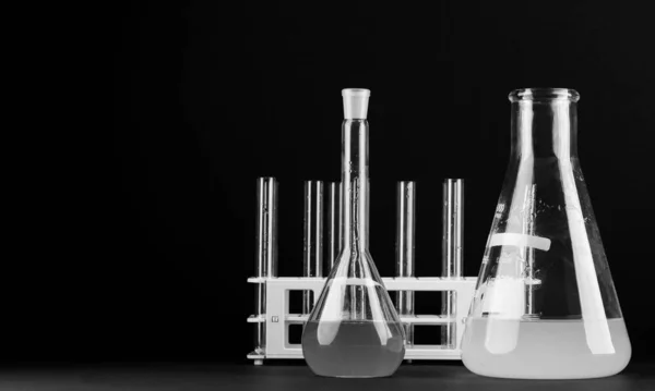 Nahaufnahme Von Chemie Reagenzgläsern Und Schüsseln Mit Flüssigkeit Und Kopierraum — Stockfoto