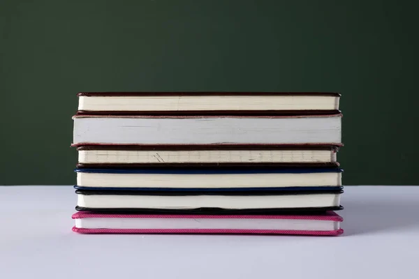Close Van Stapel Boeken Notitieboekjes Met Kopieerruimte Groene Achtergrond Lezen — Stockfoto