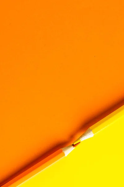 Close Van Oranje Gele Potloden Met Kopieerruimte Oranje Gele Achtergrond — Stockfoto