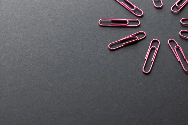 Close Van Roze Paperclips Cirkel Kopieer Ruimte Zwarte Achtergrond Schoolmaterialen — Stockfoto