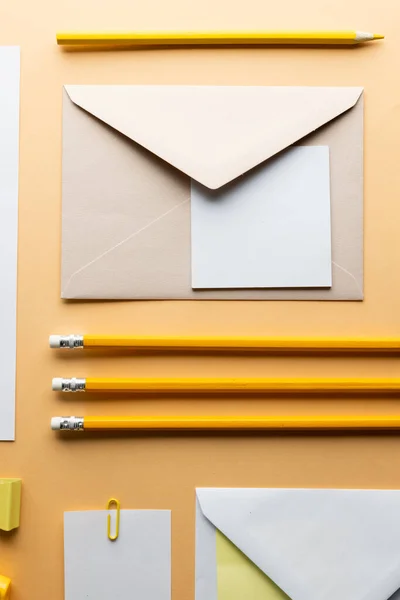 Colocação Plana Lápis Amarelos Envelope Papel Branco Com Espaço Cópia — Fotografia de Stock
