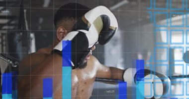 Spor salonunda egzersiz yapan Afrikalı Amerikalı bir adamın veri işleme animasyonu. Spor, rekabet ve spor konsepti dijital olarak oluşturulmuş video.