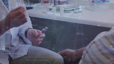 Kafkas erkek doktorların konuşmalarıyla ilgili veri işleme animasyonu. Küresel tıp, sağlık, bilgisayar ve veri işleme kavramı dijital olarak oluşturulmuş video.